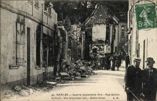 Ak Senlis Oise, vue générale de la Rue Bellon en ruines