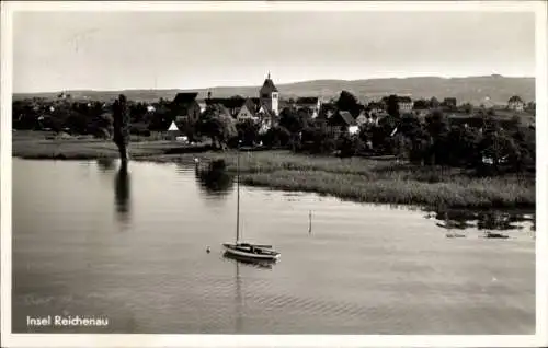 Ak Insel Reichenau am Bodensee, Ort vom Wasser aus gesehen