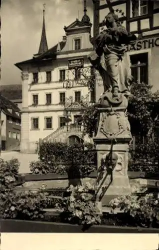 Foto Ak Iphofen in Unterfranken, Marktplatz, Brunnen, Gasthof