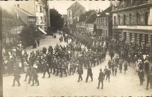 Foto Ak Schleswig an der Schlei, Marsch Juli 1926, Soldaten