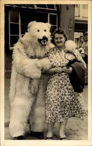Foto Ak Person im Eisbärenkostüm mit Frau im Arm, Portrait