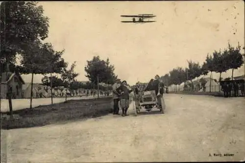 Ak Auto auf einer Straße, Flugzeug in der Luft