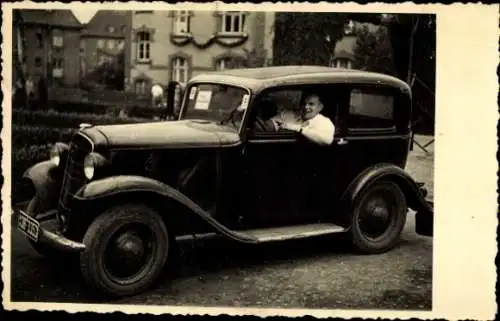 Foto Ak Treysa Schwalmstadt Hessen, Mann in einem Automobil 1949