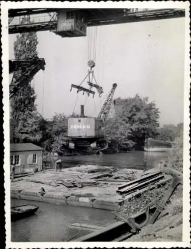 Foto Ak Ginsheim Gustavsburg am Rhein, Demag Kran wird angehoben