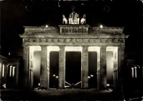 Ak Berlin Mitte, Brandenburger Tor bei Nacht