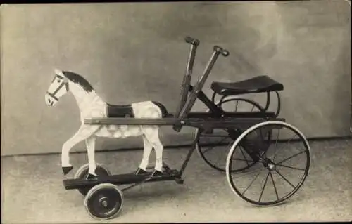 Foto Ak Hranice Mährisch Weißkirchen Reg. Olmütz, Schaukelpferd als Vorderteil von einem Dreirad