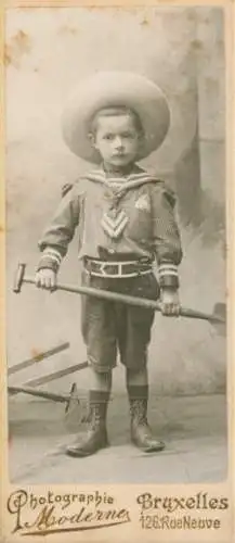 CdV Bruxelles Brüssel, Junge mit Matrosenkragen und Spaten