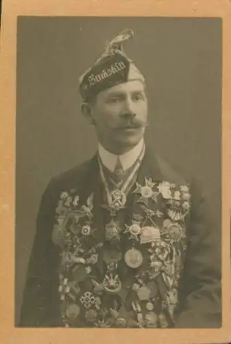 CdV Mann im Anzug mit vielen Orden, Mütze mit Aufschrift Buchshin, Karneval ?, 1910