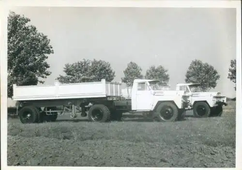 Foto Zwei LKW auf einem Feld