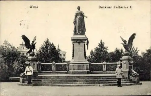 Ak Vilnius Wilna Litauen, Denkmal Katharina II., Soldaten in Paradeuniform