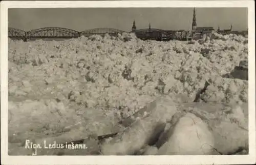 Ak Riga Lettland, Brücke, Zugefrorenes Gewässer
