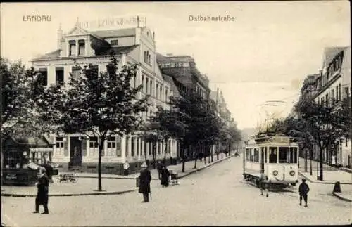 Ak Landau in der Pfalz, Ostbahnstraße, Hotel zum Kronprinz, Straßenbahn Nr. 3, Passanten