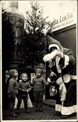 Foto Ak Weihnachtsmann und Kinder, Geschenke, Wein Santa Lucia, Werbung