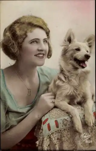 Ak Blonde Frau mit weißem Hund