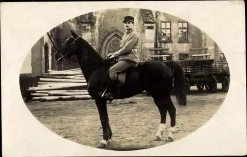 Foto Ak Französischer Soldat in Uniform, Pferd, Portrait