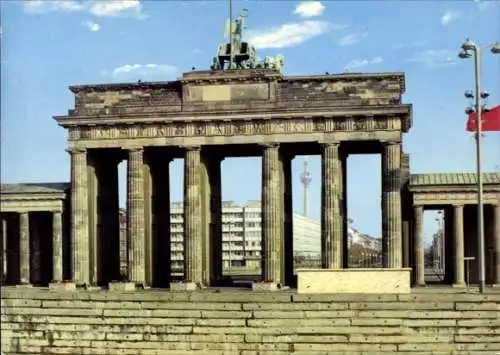 Ak Berlin Mitte, Brandenburger Tor, Fernsehturm Ost-Berlin