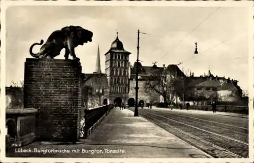 Ak Lübeck, Burgtorbrücke, Burgtor