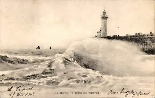 Ak Le Tréport Seine Maritime, Mole im Sturm, Leuchtturm