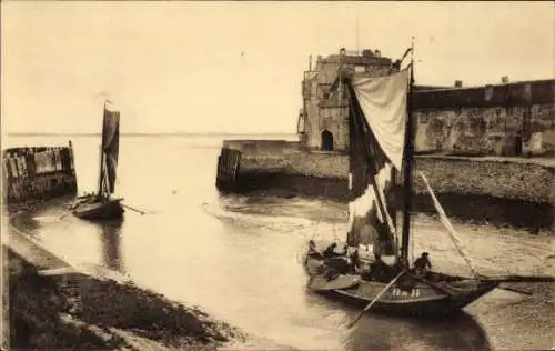 Ak Veere Zeeland, Hafeneinfahrt, Fischerboot