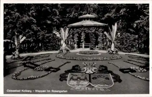 Ak Kołobrzeg Ostseebad Kolberg Pommern, Wappen im Rosengarten