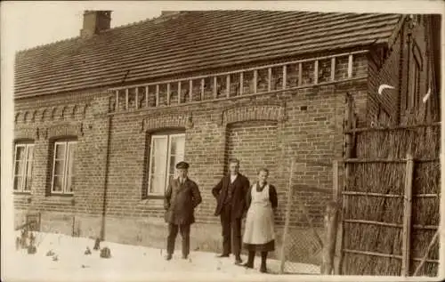 Foto Ak Pratjau am Selenter See Holstein, Personen vor einem Wohnhaus