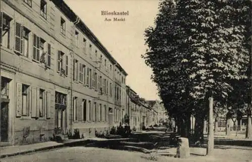 Ak Blieskastel, Wohnhäuser Am Markt