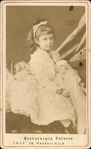 CdV Erzherzogin Marie Valerie von Österreich, Portrait mit Puppe um 1873