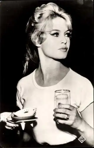 Ak Schauspielerin Brigitte Bardot, Portrait