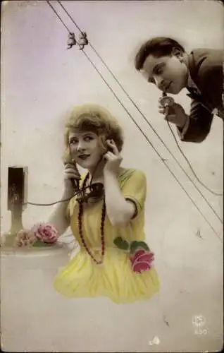 Ak Liebespaar beim Telefonieren, Telefon, Blumen