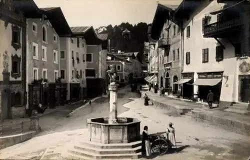 Foto Ak Garmisch Partenkirchen in Oberbayern, Straßenpartie, Brunnen, Geschäfte