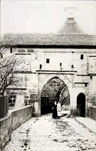 Foto Ak Cadolzburg in Mittelfranken, Vorburg, zwei Frauen vor dem Portal