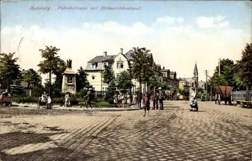 Ak Radeburg in Sachsen, Fabrikstraße, Bismarckdenkmal