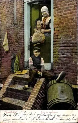 Ak Bunschoten Spakenburg Utrecht Niederlande, Over de onderdeur, Niederländische Tracht