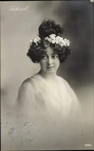 Ak Tänzerin Saharet, Portrait mit Blumen im Haar