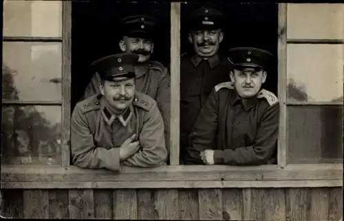 Foto Ak Deutsche Soldaten in Uniformen am Fenster, Infanterie Regiment 3