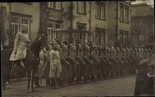 Foto Ak Deutsche Soldaten in Uniformen, Parade, Reiter