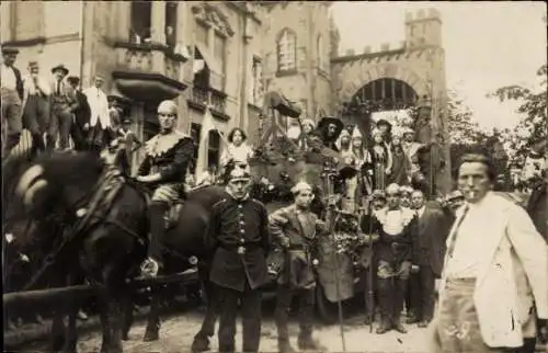 Foto Ak Personen in Kostümen, Karneval, Festumzug