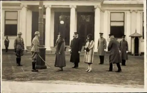 Foto Ak Königin Wilhelmina der Niederlande, niederländische Soldaten, 1928