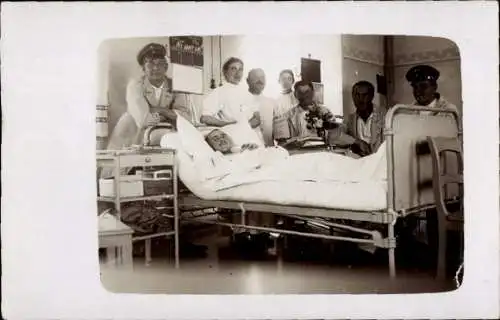 Foto Ak Deutsche Soldaten im Lazarett, Krankenschwester, I WK