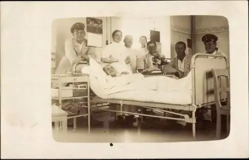 Foto Ak Deutsche Soldaten im Lazarett, Krankenschwester, I WK
