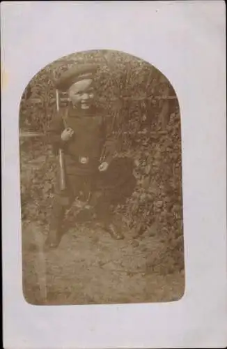 Foto Ak Junge in Uniform mit Gewehr, Portrait