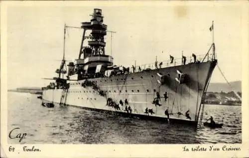 Ak Französisches Kriegsschiff, Toulon, La toilette d'un croiseur