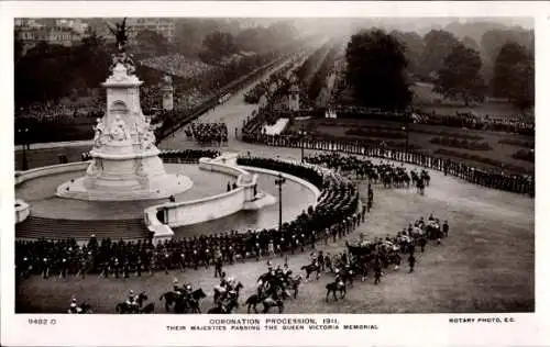 AK London City, Krönungsprozession 1911, Queen Victoria Memorial, George V.