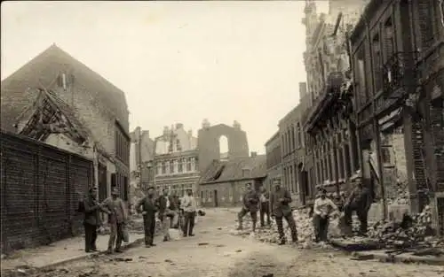 Ak Deutsche Pioniere im zerstörtem Stadtgebiet von Oppy Arras Pas-de-Calais Frankreich