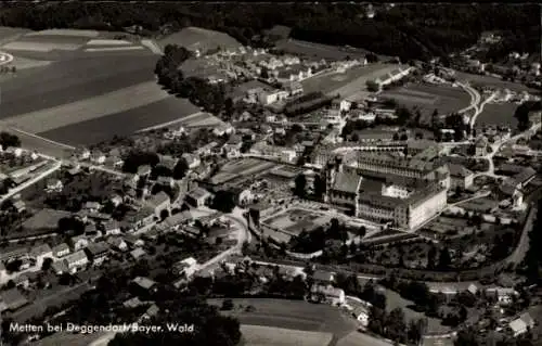 Ak Berg (bei Deggendorf) Metten an der Donau Niederbayern, Luftaufnahme