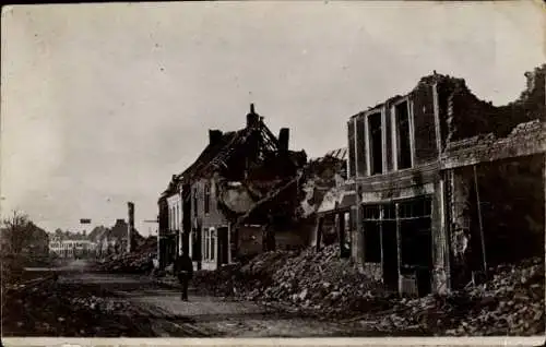 Foto Ak Frankreich, Kriegszerstörungen, Soldat, I. WK