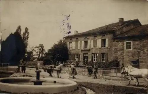 Foto Ak Gibercy Meuse, Straßenpartie, Pferde, Soldat, I. WK