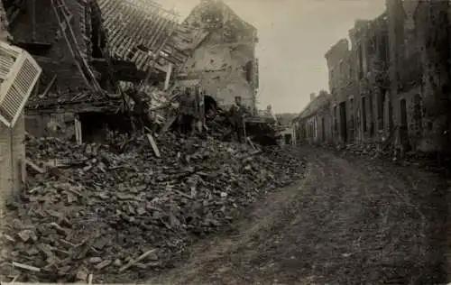 Foto Ak Frankreich, Straßenpartie, Kriegszerstörungen, I. WK