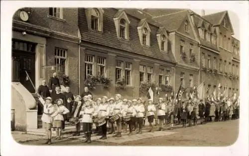 Foto Ak Gießen an der Lahn Hessen, Fest, Marschierende Kinder, Fahnen