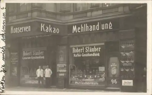 Foto Ak Verkäufer vor ener Mehlhandlung, Kaffee-Großhandlung Robert Stäuber